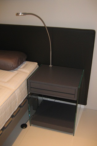 nachtkast grijs met glas en ledlamp Swissflex